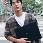 Chen-Kang Tang Instagram - 身為演藝工作者，面對每天繁忙、快速的生活節奏，不論處理工作事務或私人休閒，我一直都在尋找一台兼具便攜、高效能的筆電來輕鬆應對生活中的大小事務，感謝此時讓我遇見了LG gram 16”『輕贏隨型』極致輕薄筆電。 記得開箱當下的第一眼，就驚嘆於它16吋的輕薄外型，不僅重量輕巧、易於攜帶，且認真研究了簡介說明(笑)，更發現這台筆電還經過了七項嚴格的軍規測試，堅固、耐用的材質成就了它作為實力型選手的地位，可以陪我外出工作、旅行，四處趴趴走都不擔心它不夠耐操啦！哈哈 而經過一段時間的使用後，更加佩服第13代Intel® Core™處理器的運作效率與高續航，不論日常工作或閒暇玩遊戲操作上都十分流暢，此外，堪比劇院等級的WQXGA高畫質解析度和16:10大螢幕，讓我平日在看劇、準備演員功課時也都非常享受，能盡情放鬆、沉浸在角色的世界！ 讓效率提升的同時，也能隨心所欲在工作與生活間自由切換，LG gram『輕贏隨型』極致輕薄筆電，如今已成了我繁忙日常裡不可或缺的最佳戰友，大力推薦在尋覓筆電的朋友可以多多參考啦！ 有興趣的朋友也可至『💡好手情報社 by LG gram TW』交流、討論唷！ https://bit.ly/3H6CaOd @lgtaiwan #LG #LGgram16 #LGgram輕贏隨型 #極致輕薄筆電