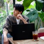 Chen-Kang Tang Instagram - 身為演藝工作者，面對每天繁忙、快速的生活節奏，不論處理工作事務或私人休閒，我一直都在尋找一台兼具便攜、高效能的筆電來輕鬆應對生活中的大小事務，感謝此時讓我遇見了LG gram 16”『輕贏隨型』極致輕薄筆電。 記得開箱當下的第一眼，就驚嘆於它16吋的輕薄外型，不僅重量輕巧、易於攜帶，且認真研究了簡介說明(笑)，更發現這台筆電還經過了七項嚴格的軍規測試，堅固、耐用的材質成就了它作為實力型選手的地位，可以陪我外出工作、旅行，四處趴趴走都不擔心它不夠耐操啦！哈哈 而經過一段時間的使用後，更加佩服第13代Intel® Core™處理器的運作效率與高續航，不論日常工作或閒暇玩遊戲操作上都十分流暢，此外，堪比劇院等級的WQXGA高畫質解析度和16:10大螢幕，讓我平日在看劇、準備演員功課時也都非常享受，能盡情放鬆、沉浸在角色的世界！ 讓效率提升的同時，也能隨心所欲在工作與生活間自由切換，LG gram『輕贏隨型』極致輕薄筆電，如今已成了我繁忙日常裡不可或缺的最佳戰友，大力推薦在尋覓筆電的朋友可以多多參考啦！ 有興趣的朋友也可至『💡好手情報社 by LG gram TW』交流、討論唷！ https://bit.ly/3H6CaOd @lgtaiwan #LG #LGgram16 #LGgram輕贏隨型 #極致輕薄筆電