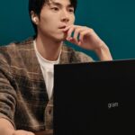 Chen-Kang Tang Instagram - 身為演藝工作者，面對每天繁忙、快速的生活節奏，不論處理工作事務或私人休閒，我一直都在尋找一台兼具便攜、高效能的筆電來輕鬆應對生活中的大小事務，感謝此時讓我遇見了LG gram 16”『輕贏隨型』極致輕薄筆電。 記得開箱當下的第一眼，就驚嘆於它16吋的輕薄外型，不僅重量輕巧、易於攜帶，且認真研究了簡介說明(笑)，更發現這台筆電還經過了七項嚴格的軍規測試，堅固、耐用的材質成就了它作為實力型選手的地位，可以陪我外出工作、旅行，四處趴趴走都不擔心它不夠耐操啦！哈哈 而經過一段時間的使用後，更加佩服第13代Intel® Core™處理器的運作效率與高續航，不論日常工作或閒暇玩遊戲操作上都十分流暢，此外，堪比劇院等級的WQXGA高畫質解析度和16:10大螢幕，讓我平日在看劇、準備演員功課時也都非常享受，能盡情放鬆、沉浸在角色的世界！ 讓效率提升的同時，也能隨心所欲在工作與生活間自由切換，LG gram『輕贏隨型』極致輕薄筆電，如今已成了我繁忙日常裡不可或缺的最佳戰友，大力推薦在尋覓筆電的朋友可以多多參考啦！ 有興趣的朋友也可至『💡好手情報社 by LG gram TW』交流、討論唷！ https://bit.ly/3H6CaOd @lgtaiwan #LG #LGgram16 #LGgram輕贏隨型 #極致輕薄筆電