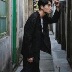Chen-Kang Tang Instagram - 12月了… 終於有冬天的感覺 這兩年的變動也在今年最後一個月 逐漸的平靜和有了新的方向 喜歡這個季節 這樣的狀態 這樣的自己 @miroan_media -Thanks- Photo by @lifeisnoteasy1998 Outfit by @vue.official_ Make up by @huan2.studio Hair by @jude_ego.tw