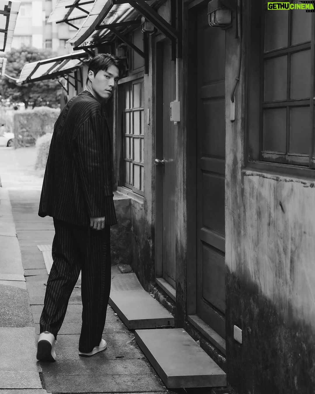 Chen-Kang Tang Instagram - 12月了… 終於有冬天的感覺 這兩年的變動也在今年最後一個月 逐漸的平靜和有了新的方向 喜歡這個季節 這樣的狀態 這樣的自己 @miroan_media -Thanks- Photo by @lifeisnoteasy1998 Outfit by @vue.official_ Make up by @huan2.studio Hair by @jude_ego.tw