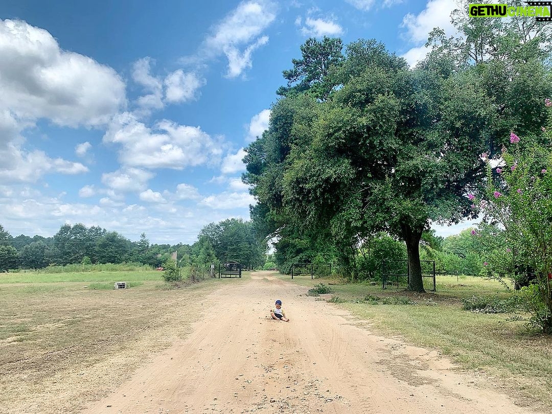 Cherie Jimenez Instagram - My little Texan ♥️🌾🐄 høme.