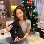 Chermarn Boonyasak Instagram - 29 ธันวาคม วันศุกร์สุดท้ายของปี 2023 Dinner ที่บ้านส่งท้ายปีใหม่ มีซานต้าใจดี Surprise คุณมัม น่ารักที่สุดดด 🎅🏻🫶🏼🎁🍾🦭🦭🫶🏼💋