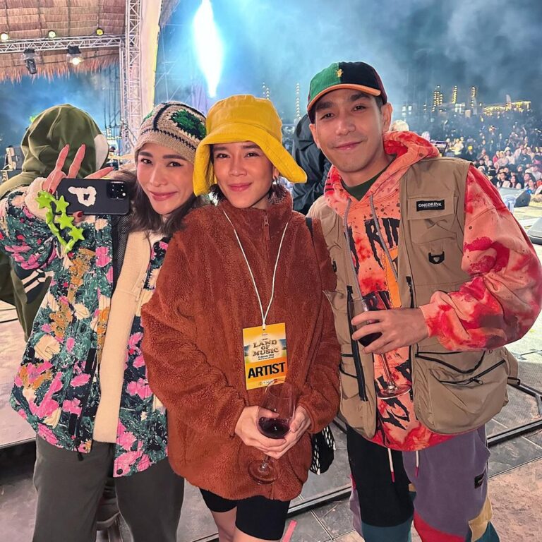 Chermarn Boonyasak Instagram - Concert @landofmusicth ครั้งแรก ที่ราชบุรี อากาศหนาวเย็นสบาย กับ concert มันส์ๆๆๆ สนุกมากๆ ปีหน้าเจอกันใหม่นะค้า 🫶🏼❤️🎅🏻😋 Land Of Us Camp
