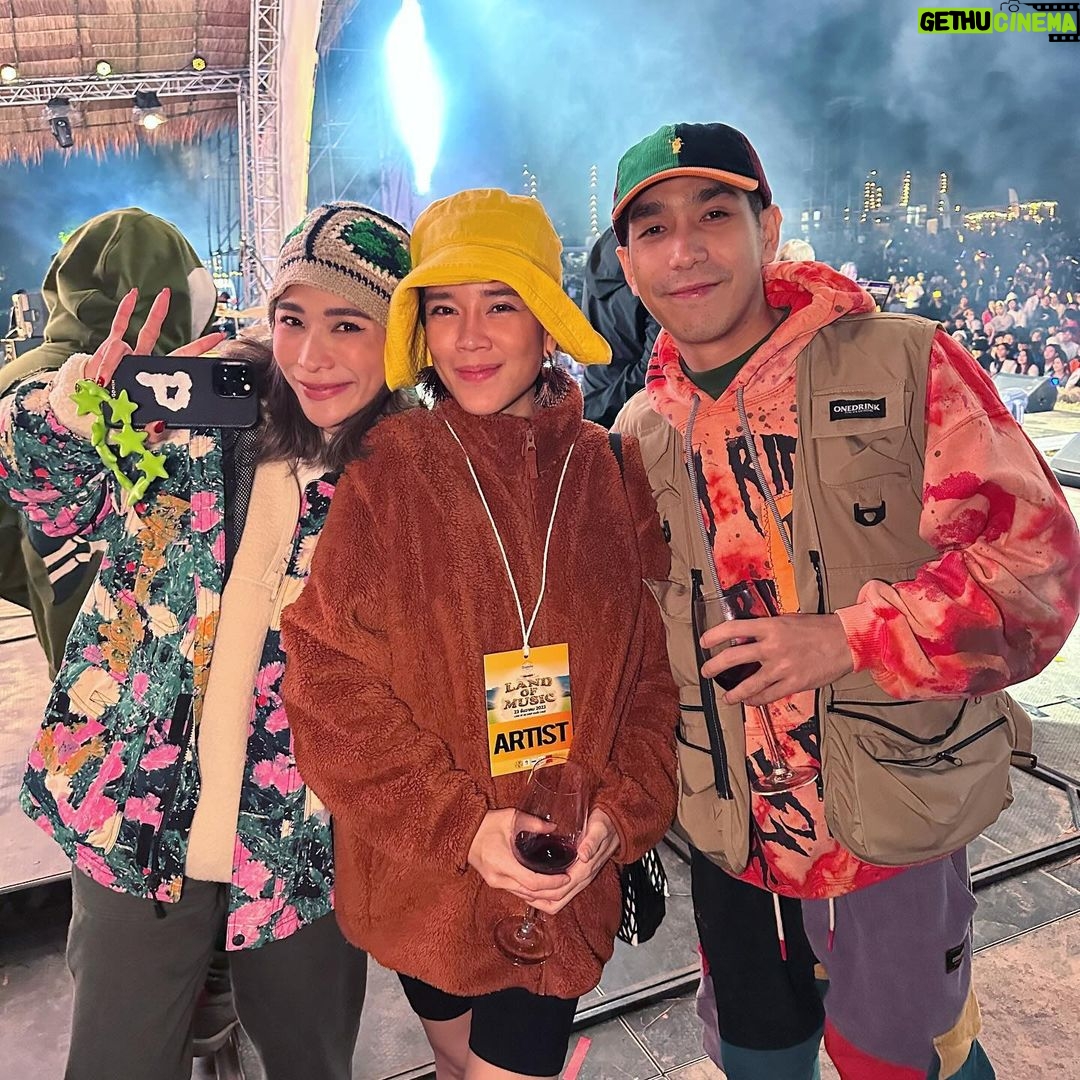 Chermarn Boonyasak Instagram - Concert @landofmusicth ครั้งแรก ที่ราชบุรี อากาศหนาวเย็นสบาย กับ concert มันส์ๆๆๆ สนุกมากๆ ปีหน้าเจอกันใหม่นะค้า 🫶🏼❤️🎅🏻😋 Land Of Us Camp