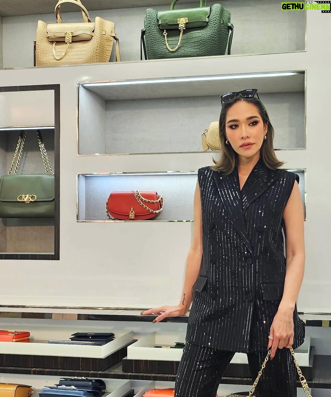 Chermarn Boonyasak Instagram - Michael Kors Celebrates Holiday 2023 with the highlight of the Official Launch on our Empire Signature Logo Collection β€οΈπ
π»πΎπ @MichaelKors #MichaelKors #MichaelkorsThailand #Valiram