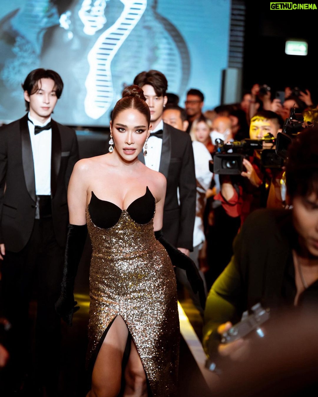 Chermarn Boonyasak Instagram - ขอลงต่ออีกนิดนะ 😋 @deanesdynasty #hbogo #deansdynasty Bangkok, Thailand