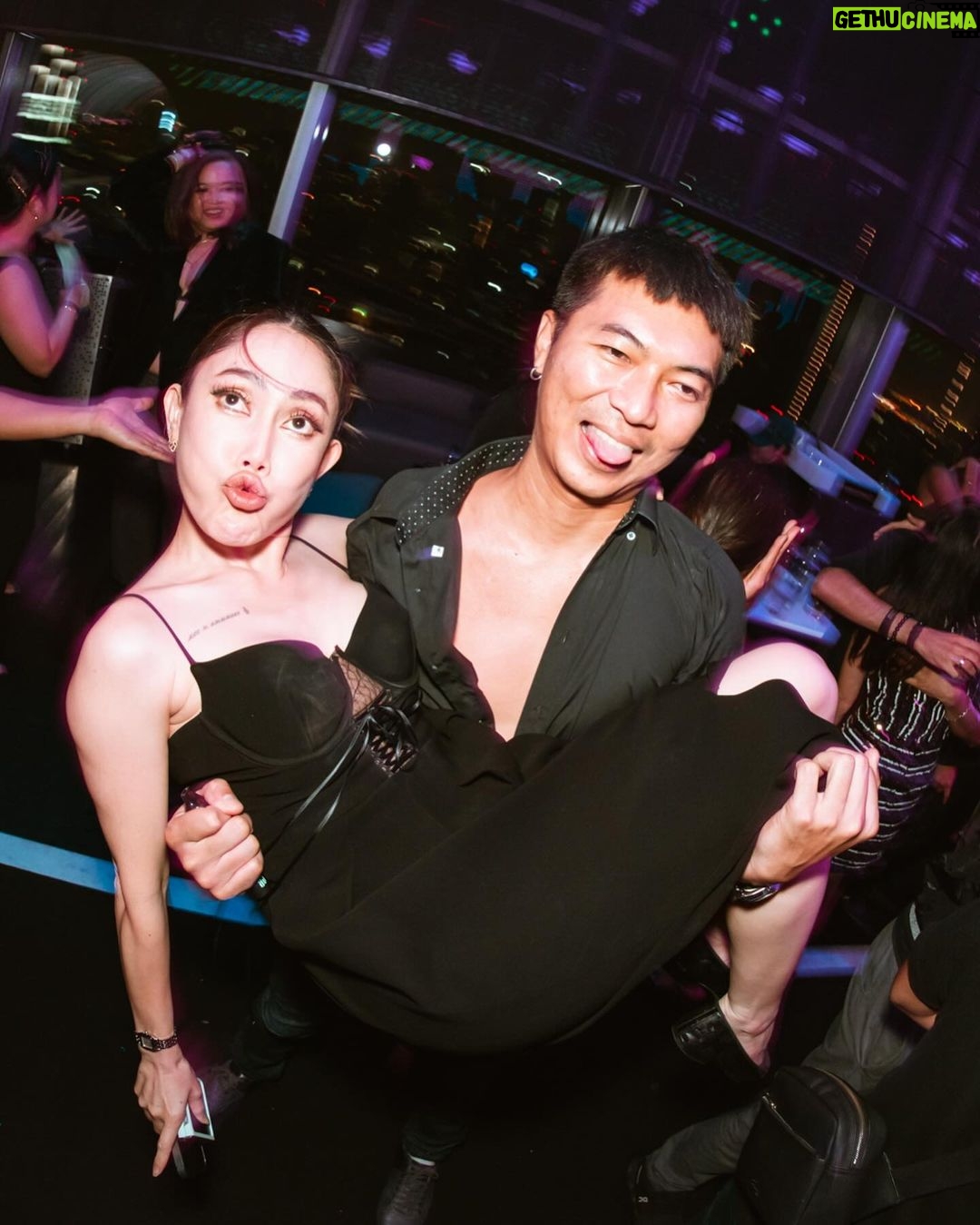 Chermarn Boonyasak Instagram - ขอลงต่ออีกนิดนะ 😋 @deanesdynasty #hbogo #deansdynasty Bangkok, Thailand