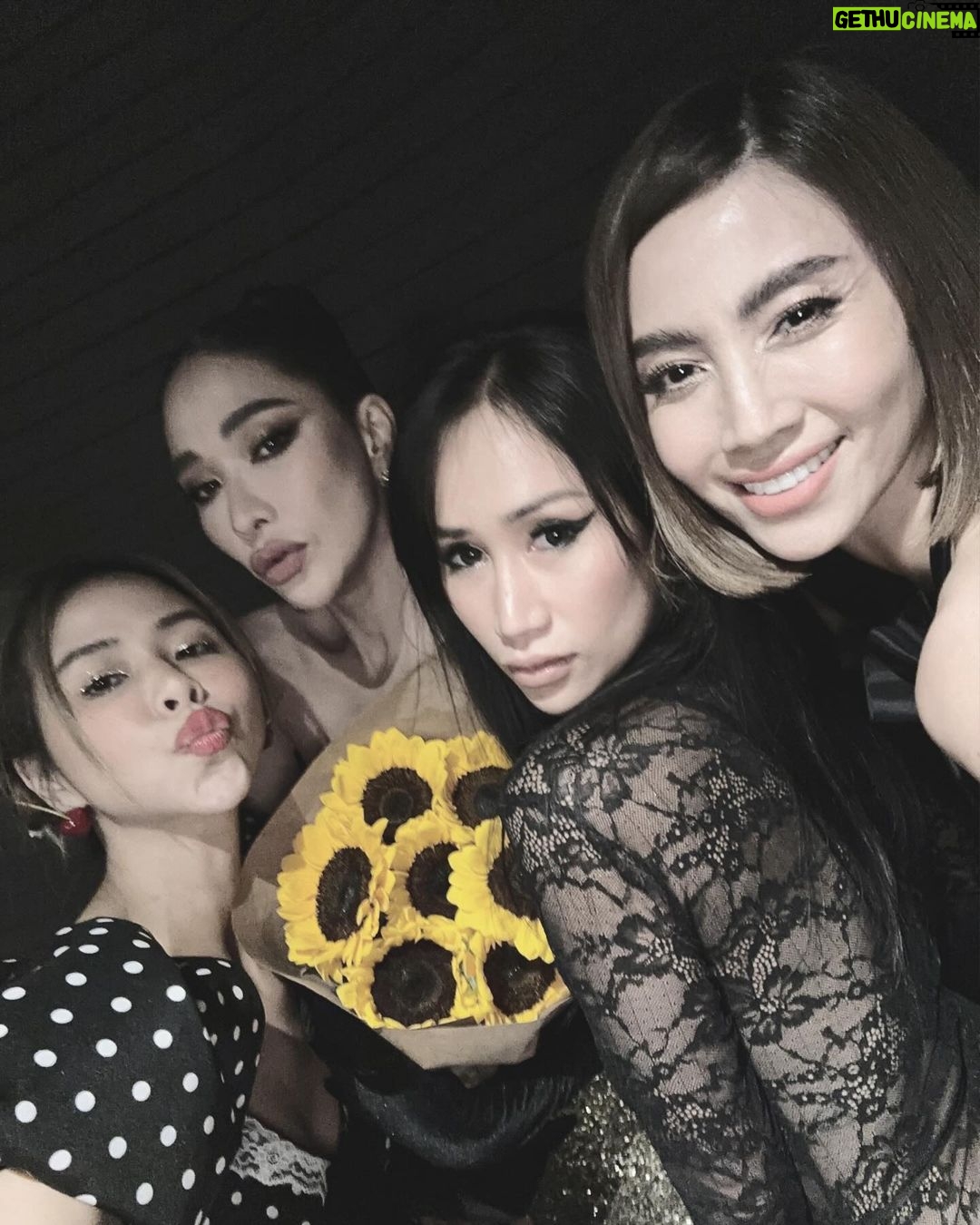 Chermarn Boonyasak Instagram - ขอลงต่ออีกนิดนะ 😋 @deanesdynasty #hbogo #deansdynasty Bangkok, Thailand