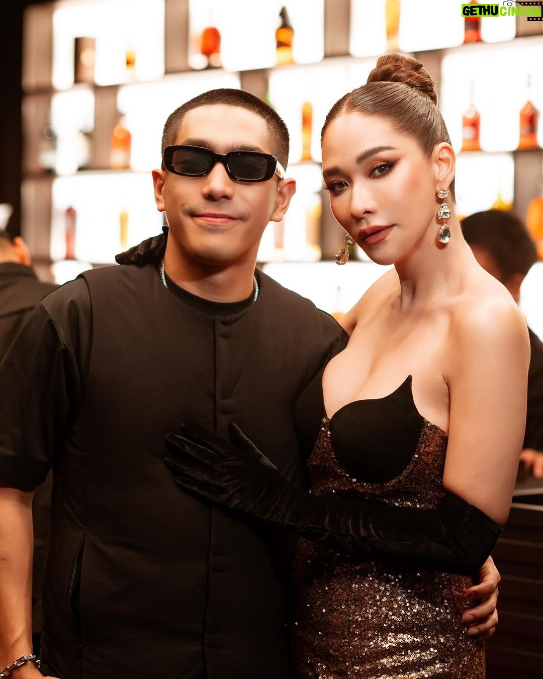 Chermarn Boonyasak Instagram - ขอลงต่ออีกนิดนะ 😋 @deanesdynasty #hbogo #deansdynasty Bangkok, Thailand