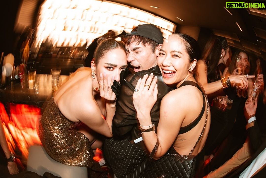 Chermarn Boonyasak Instagram - Dean’s Dynasty ❤️ ขอบคุณสื่อมวลชนทุกท่าน และ เพื่อนๆทุกคนที่มาสนับสนุนพวกเรากันนะคะ #hbogo #ลงช้าแต่ลงนะ Bangkok, Thailand