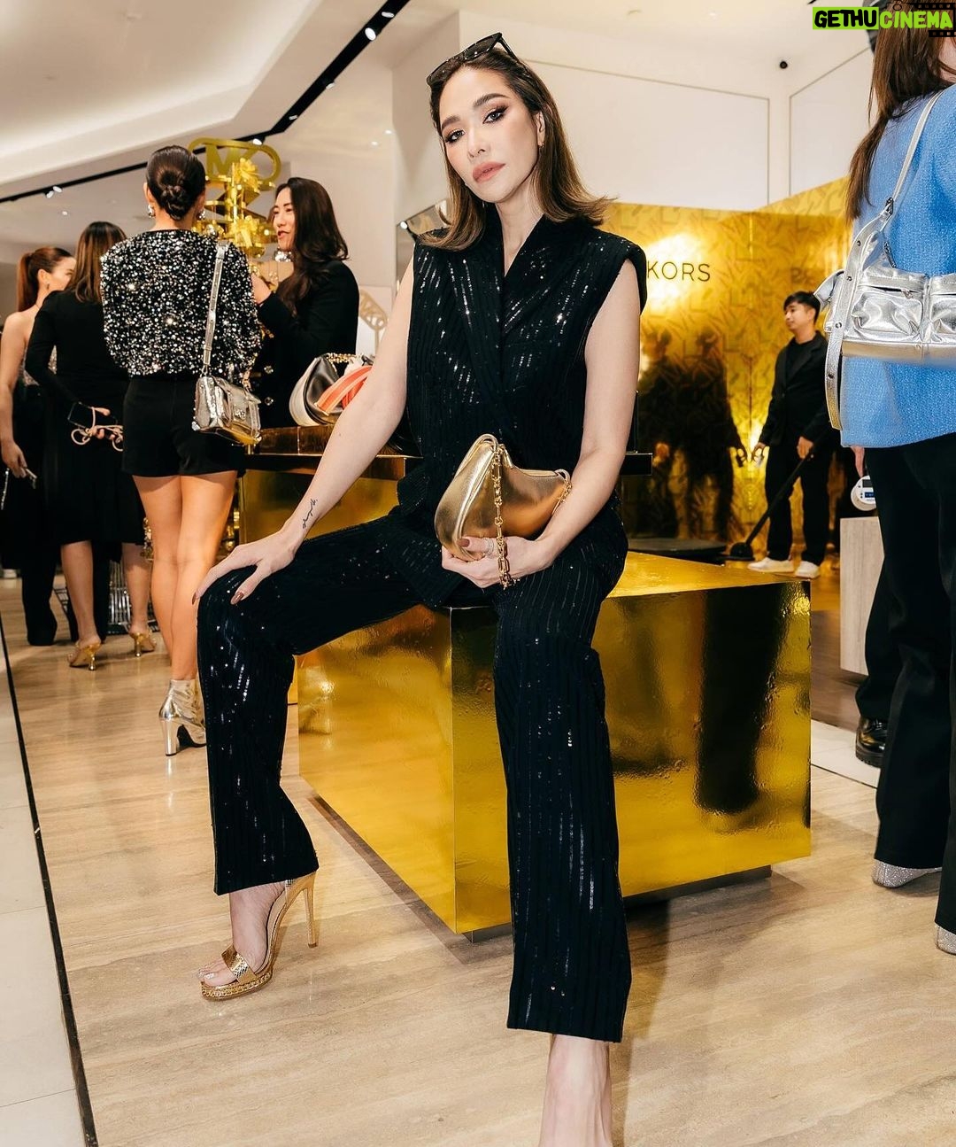 Chermarn Boonyasak Instagram - Michael Kors Celebrates Holiday 2023 with the highlight of the Official Launch on our Empire Signature Logo Collection β€οΈπ
π»πΎπ @MichaelKors #MichaelKors #MichaelkorsThailand #Valiram