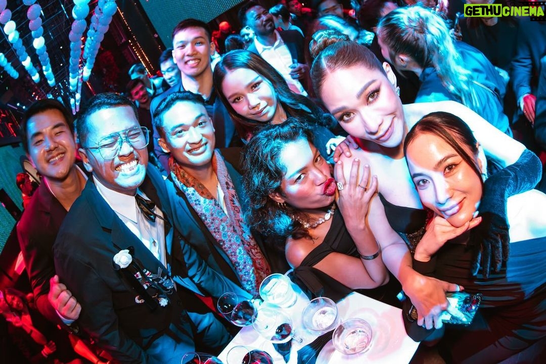 Chermarn Boonyasak Instagram - Dean’s Dynasty ❤️ ขอบคุณสื่อมวลชนทุกท่าน และ เพื่อนๆทุกคนที่มาสนับสนุนพวกเรากันนะคะ #hbogo #ลงช้าแต่ลงนะ Bangkok, Thailand