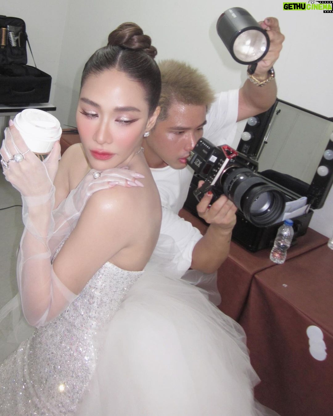 Chermarn Boonyasak Instagram - เป็นคนไม่ค่อยถือตัว ส่วนมากถือแต่ของกิน 😚 @pom_vinij @james_hairstylist @natchanon.auu @eptq.thailand @matarastudio Bangkok, Thailand