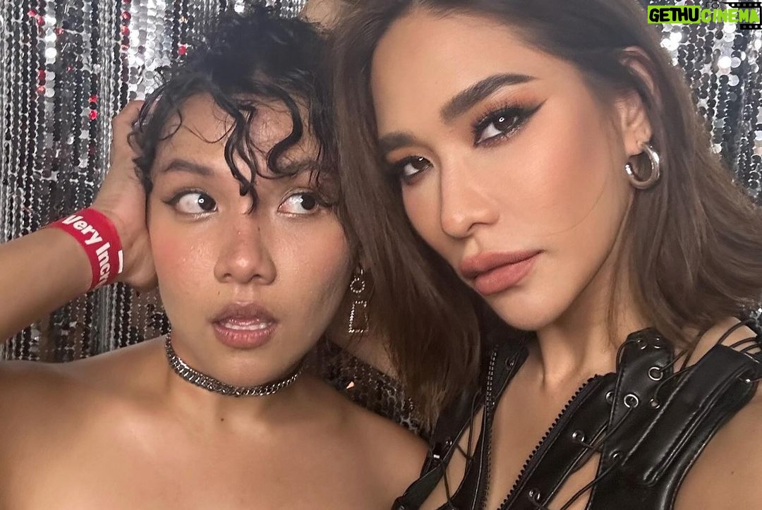Chermarn Boonyasak Instagram - Congratulations for your new album นะจ๊ะ พลอยเห็นถึงความตั้งใจและทุ่มเทของโต้ง ทำในสิ่งที่โต้งรัก และวันนี้ก็สำเร็จแล้ว ดีใจกับโต้งจริงๆนะ ❤️🔥 @twopee #2manynightsinbkk Bangkok, Thailand