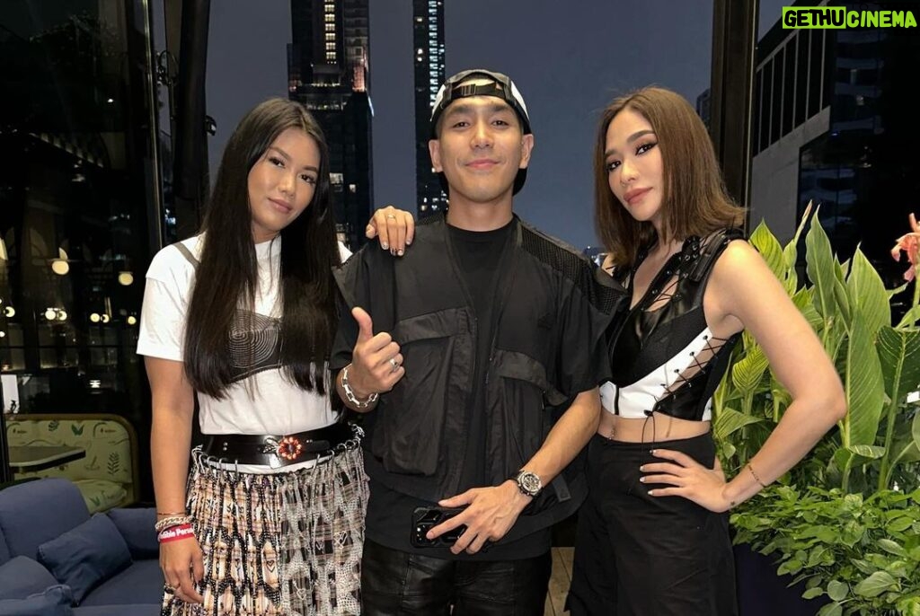 Chermarn Boonyasak Instagram - Congratulations for your new album นะจ๊ะ พลอยเห็นถึงความตั้งใจและทุ่มเทของโต้ง ทำในสิ่งที่โต้งรัก และวันนี้ก็สำเร็จแล้ว ดีใจกับโต้งจริงๆนะ ❤️‍🔥 @twopee #2manynightsinbkk Bangkok, Thailand