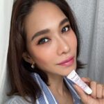 Chermarn Boonyasak Instagram – แรกๆ ก็ปากหวาน พอลองใช้ไปนานๆปากสวยเลย ตัวจบปากแบบตัวมัม สีสวยฉ่ำ ติดทนนาน แก้ปากดำ โดนขยี้ซ้ำเท่าไหร่ก็ยังชมพู เขิลลลเล้ยย 💋
@deesaythailand
#ลิปรีแพร์ #ลิปสักปาก #deesay