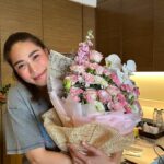 Chermarn Boonyasak Instagram - ขอบคุณโต้งที่อยู่ดูแลพลอยและให้กำลังใจพลอยนะ และขอบคุณพี่เบน ที่ส่งดอกไม้สวยๆมาให้พลอยนะคะ สดชื่นมาก 😋