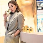 Chermarn Boonyasak Instagram - A story of self-discovery, strength & kindness.. Burberry Goddess น้ำหอมใหม่สำหรับสาว Goddess อย่างพวกเรา ได้กลิ่นแล้ว หลงรักจนหมดใจกับ น้ำหอม Trio Vanilla แถมตัดความหวานให้ fresh ด้วยกลิ่นลาเวนเดอร์ พลอยเลยหอม หวานแต่ไม่เลี่ยน รีบมาเป็นสาว Goddess กันนะทุกคน #BurberryGoddess #CentralDepartmentStore Bangkok, Thailand