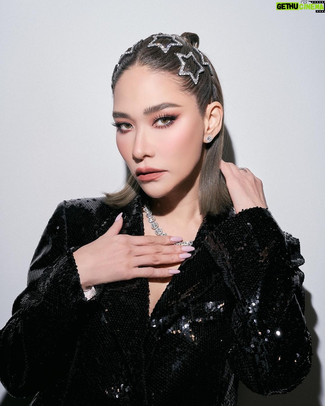 Chermarn Boonyasak Instagram - ⭐️🖤🍒⭐️🖤🍒⭐️🖤🍒⭐️🖤 Bangkok, Thailand