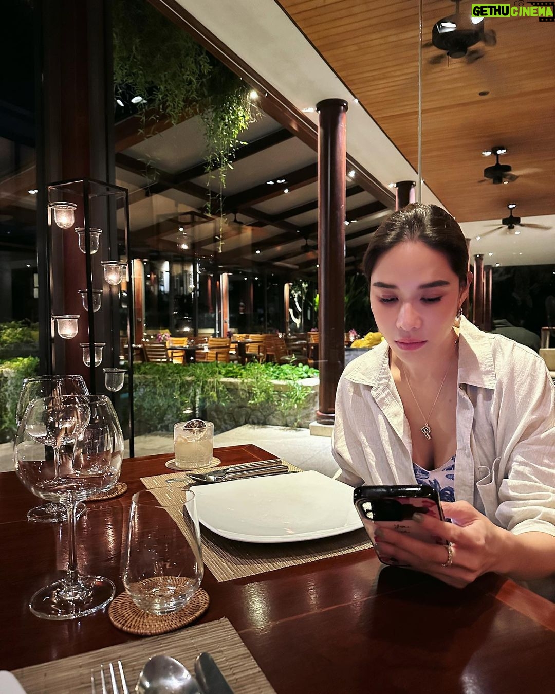 Chermarn Boonyasak Instagram - Sunset + Beach + Food + Twopee = Perfection 😊🦀🥂🐙🐠🌊🌴. @andararesort Thank u for such a warm welcome ka. 🦭🦭 Phuket, Thailand