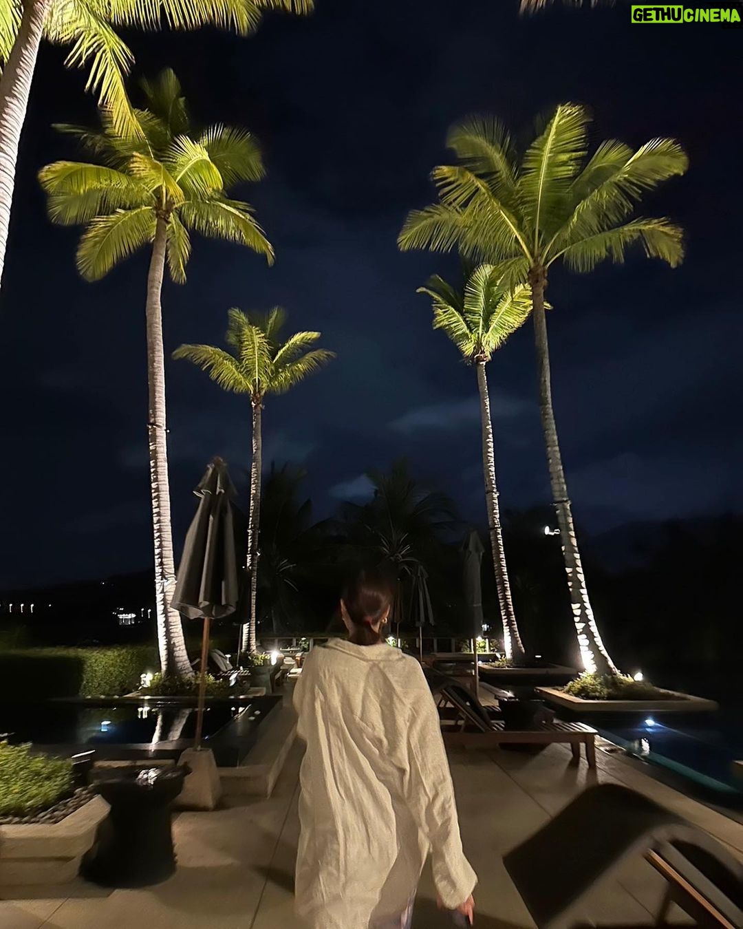 Chermarn Boonyasak Instagram - Sunset + Beach + Food + Twopee = Perfection 😊🦀🥂🐙🐠🌊🌴. @andararesort Thank u for such a warm welcome ka. 🦭🦭 Phuket, Thailand