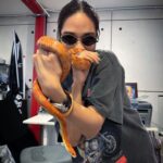 Chermarn Boonyasak Instagram – วันว่างๆ ว่างมาก ว้างงงง ว่างงงงง 😝 ไปเจอพี่สาวสุดที่รัก @kiddybo แล้วขโมยงูพี่ @daboyway @nanarybena มาเล่น เอาจริงๆน้องก็น่ารักดีนะเนี่ย 🍊🍊🍊🍊🍊🍊