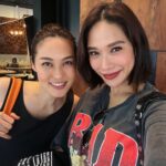 Chermarn Boonyasak Instagram – วันว่างๆ ว่างมาก ว้างงงง ว่างงงงง 😝 ไปเจอพี่สาวสุดที่รัก @kiddybo แล้วขโมยงูพี่ @daboyway @nanarybena มาเล่น เอาจริงๆน้องก็น่ารักดีนะเนี่ย 🍊🍊🍊🍊🍊🍊