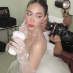 Chermarn Boonyasak Instagram - เป็นคนไม่ค่อยถือตัว ส่วนมากถือแต่ของกิน 😚 @pom_vinij @james_hairstylist @natchanon.auu @eptq.thailand @matarastudio Bangkok, Thailand