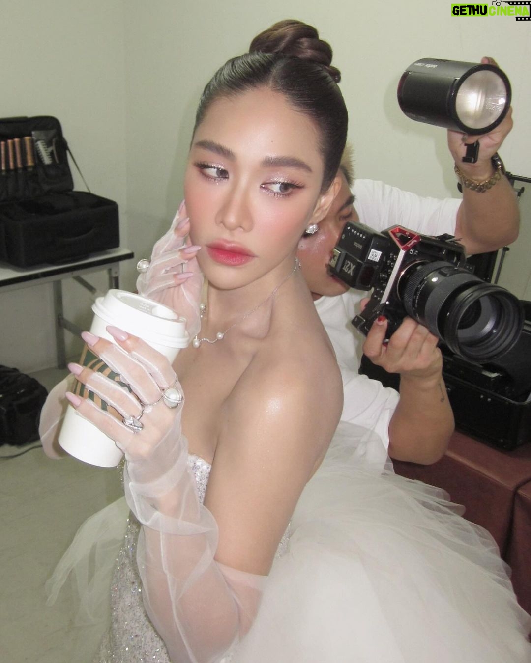 Chermarn Boonyasak Instagram - เป็นคนไม่ค่อยถือตัว ส่วนมากถือแต่ของกิน 😚 @pom_vinij @james_hairstylist @natchanon.auu @eptq.thailand @matarastudio Bangkok, Thailand