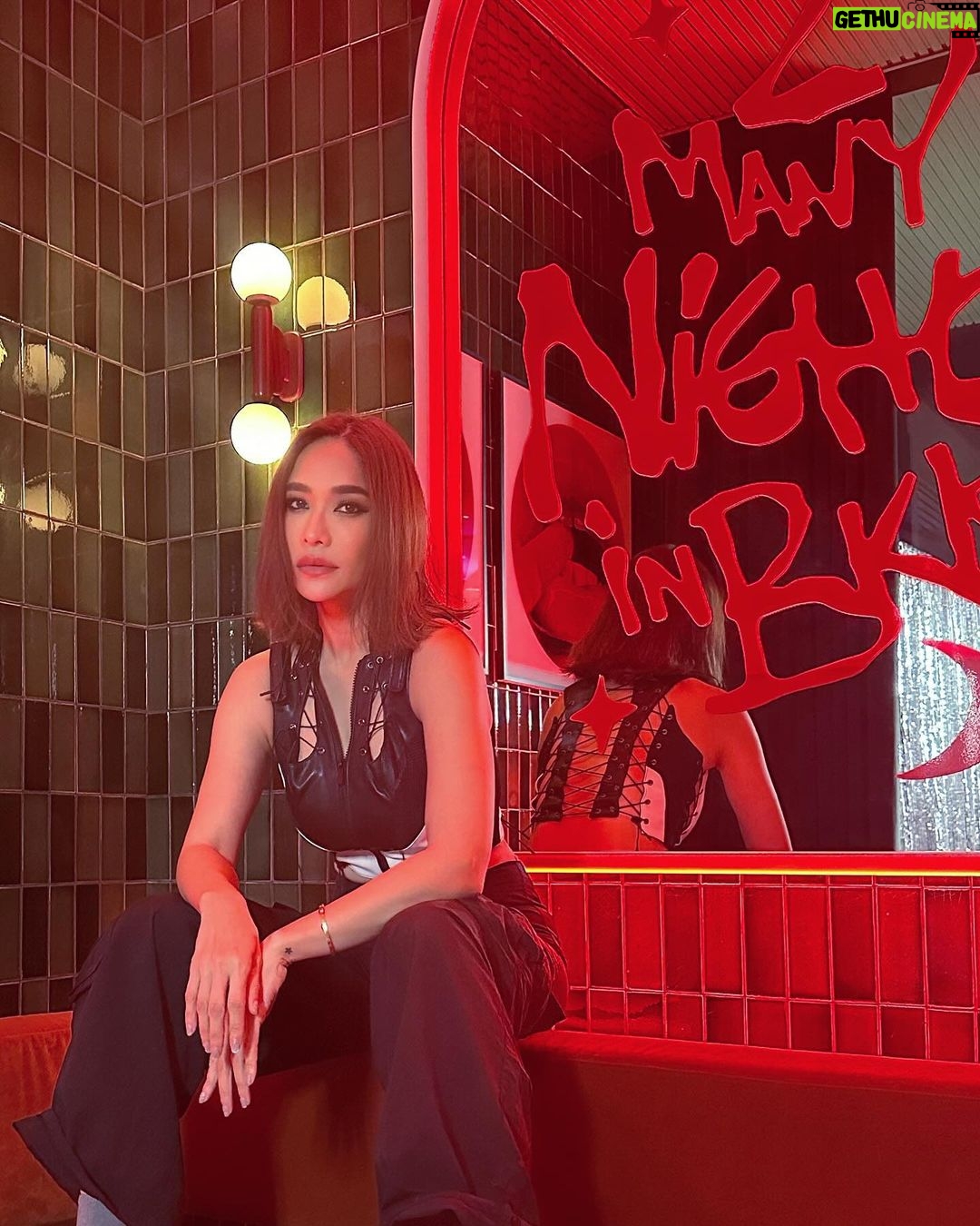 Chermarn Boonyasak Instagram - ลำบากหน่อยนะ ไอ้เรามันก็เป็นคนคลั่งรักซะด้วย ❤️🔥🦭🦭❤️🔥 #2manynightsinbkk Bangkok, Thailand