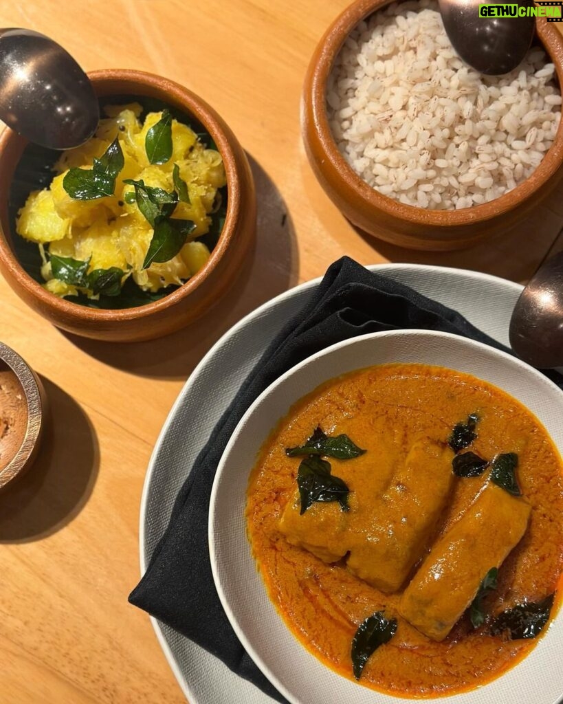 Chermarn Boonyasak Instagram - วันนี้มาทานอาหารอินเดีย จะบอกว่าร้านนี้เป็นอาหารอินเดียที่อร่อยมากและร้านก็สวยมากบรรยากาศดี คงต้องกลับมาซำ่อีกแล้วหล่ะ 😋 Jhol Indian Restaurant - Sukhumvit Soi 18