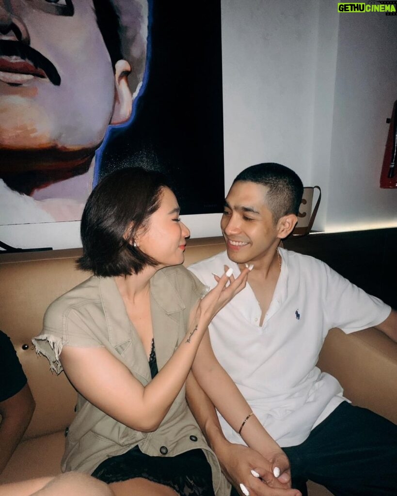 Chermarn Boonyasak Instagram - 2023 เป็นปีที่สุดๆมาก ขอบคุณนะที่รักกัน รักนะเด็กโง่ 💋 Bangkok, Thailand