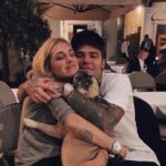 Chiara Ferragni Instagram – Tutto quello che volevo dirti te l’ho detto all’orecchio in questi giorni, ma tanto tu già sapevi tutto.
In questi tredici anni insieme sei stata la mia bambina ed allo stesso tempo la mia amica pronta a farmi sempre compagnia e a farmi sentire amata quando più ne avevo bisogno. Mi bastava abbracciarti e sentire il tuo profumo per sentirmi a casa perchè è proprio quello che sei stata sempre: la mia famiglia. E hai fatto anche di più, hai “creato” quella che è la nostra famiglia: eri tu “il cane di Chiara Ferragni” di quella canzone che mi ha fatto conoscere il papà nel 2016. Ci pensi se non fossi stata la mia Matildona come poteva essere diversa la mia vita?
Quando ti ho scelta, ancora ragazzina, mai avrei pensato che avresti conosciuto i miei bambini, ed invece sei stata stupenda anche nel ruolo di “sorella maggiore”: hai regalato loro l’esperienza di amore incondizionato verso un animale che diventa famiglia.
Ieri, dopo averti salutata per l’ultima volta ho provato a spiegare a Leo che eri andata in cielo e ci avresti sempre protetti da una nuvoletta lassù. E lui mi ha chiesto come potevamo riconoscere la nuvola perchè cosi potevamo salutarti sempre anche noi.
Spero di averti fatto vivere una bella vita e di averti fatto sentire il mio amore ogni giorno, perchè io il tuo l’ho sentio sempre. Mi mancherà tutto di te Mati, ti saluterò ogni giorno su quella nuvoletta.
Sarai per sempre la mia prima bimba 💖