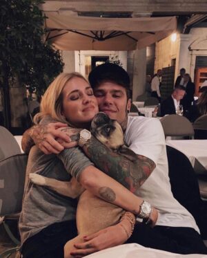 Chiara Ferragni Instagram - Tutto quello che volevo dirti te l’ho detto all’orecchio in questi giorni, ma tanto tu già sapevi tutto.
In questi tredici anni insieme sei stata la mia bambina ed allo stesso tempo la mia amica pronta a farmi sempre compagnia e a farmi sentire amata quando più ne avevo bisogno. Mi bastava abbracciarti e sentire il tuo profumo per sentirmi a casa perchè è proprio quello che sei stata sempre: la mia famiglia. E hai fatto anche di più, hai “creato” quella che è la nostra famiglia: eri tu “il cane di Chiara Ferragni” di quella canzone che mi ha fatto conoscere il papà nel 2016. Ci pensi se non fossi stata la mia Matildona come poteva essere diversa la mia vita? 
Quando ti ho scelta, ancora ragazzina, mai avrei pensato che avresti conosciuto i miei bambini, ed invece sei stata stupenda anche nel ruolo di “sorella maggiore”: hai regalato loro l’esperienza di amore incondizionato verso un animale che diventa famiglia. 
Ieri, dopo averti salutata per l’ultima volta ho provato a spiegare a Leo che eri andata in cielo e ci avresti sempre protetti da una nuvoletta lassù. E lui mi ha chiesto come potevamo riconoscere la nuvola perchè cosi potevamo salutarti sempre anche noi. 
Spero di averti fatto vivere una bella vita e di averti fatto sentire il mio amore ogni giorno, perchè io il tuo l’ho sentio sempre. Mi mancherà tutto di te Mati, ti saluterò ogni giorno su quella nuvoletta. 
Sarai per sempre la mia prima bimba 💖