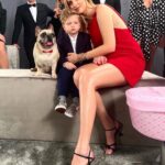 Chiara Ferragni Instagram – Tutto quello che volevo dirti te l’ho detto all’orecchio in questi giorni, ma tanto tu già sapevi tutto.
In questi tredici anni insieme sei stata la mia bambina ed allo stesso tempo la mia amica pronta a farmi sempre compagnia e a farmi sentire amata quando più ne avevo bisogno. Mi bastava abbracciarti e sentire il tuo profumo per sentirmi a casa perchè è proprio quello che sei stata sempre: la mia famiglia. E hai fatto anche di più, hai “creato” quella che è la nostra famiglia: eri tu “il cane di Chiara Ferragni” di quella canzone che mi ha fatto conoscere il papà nel 2016. Ci pensi se non fossi stata la mia Matildona come poteva essere diversa la mia vita?
Quando ti ho scelta, ancora ragazzina, mai avrei pensato che avresti conosciuto i miei bambini, ed invece sei stata stupenda anche nel ruolo di “sorella maggiore”: hai regalato loro l’esperienza di amore incondizionato verso un animale che diventa famiglia.
Ieri, dopo averti salutata per l’ultima volta ho provato a spiegare a Leo che eri andata in cielo e ci avresti sempre protetti da una nuvoletta lassù. E lui mi ha chiesto come potevamo riconoscere la nuvola perchè cosi potevamo salutarti sempre anche noi.
Spero di averti fatto vivere una bella vita e di averti fatto sentire il mio amore ogni giorno, perchè io il tuo l’ho sentio sempre. Mi mancherà tutto di te Mati, ti saluterò ogni giorno su quella nuvoletta.
Sarai per sempre la mia prima bimba 💖