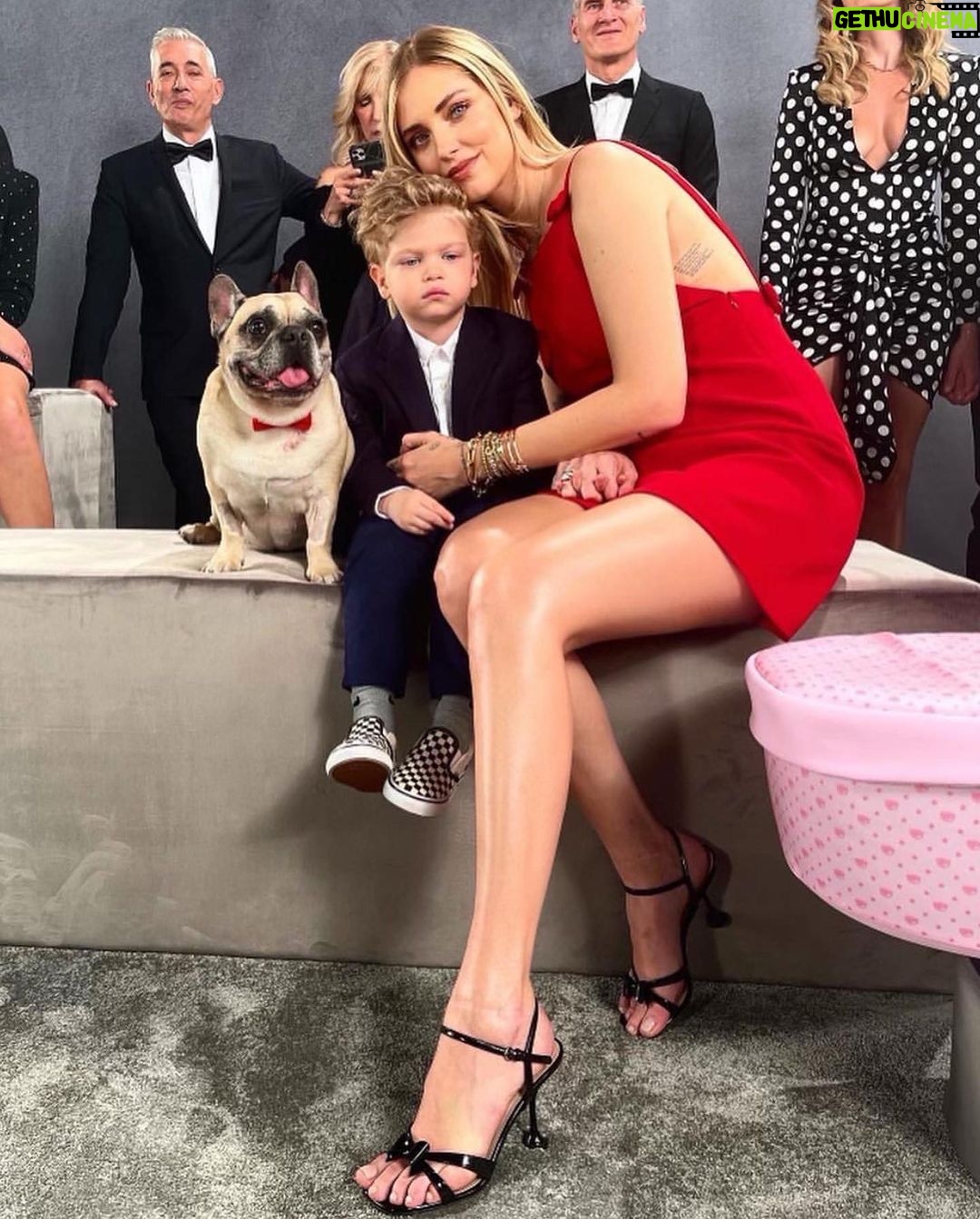 Chiara Ferragni - 2.3 Million Likes - Tutto quello che volevo dirti te l’ho detto all’orecchio in questi giorni, ma tanto tu già sapevi tutto.
In questi tredici anni insieme sei stata la mia bambina ed allo stesso tempo la mia amica pronta a farmi sempre compagnia e a farmi sentire amata quando più ne avevo bisogno. Mi bastava abbracciarti e sentire il tuo profumo per sentirmi a casa perchè è proprio quello che sei stata sempre: la mia famiglia. E hai fatto anche di più, hai “creato” quella che è la nostra famiglia: eri tu “il cane di Chiara Ferragni” di quella canzone che mi ha fatto conoscere il papà nel 2016. Ci pensi se non fossi stata la mia Matildona come poteva essere diversa la mia vita?
Quando ti ho scelta, ancora ragazzina, mai avrei pensato che avresti conosciuto i miei bambini, ed invece sei stata stupenda anche nel ruolo di “sorella maggiore”: hai regalato loro l’esperienza di amore incondizionato verso un animale che diventa famiglia.
Ieri, dopo averti salutata per l’ultima volta ho provato a spiegare a Leo che eri andata in cielo e ci avresti sempre protetti da una nuvoletta lassù. E lui mi ha chiesto come potevamo riconoscere la nuvola perchè cosi potevamo salutarti sempre anche noi.
Spero di averti fatto vivere una bella vita e di averti fatto sentire il mio amore ogni giorno, perchè io il tuo l’ho sentio sempre. Mi mancherà tutto di te Mati, ti saluterò ogni giorno su quella nuvoletta.
Sarai per sempre la mia prima bimba 💖