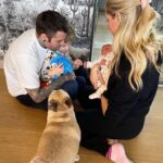 Chiara Ferragni Instagram – Tutto quello che volevo dirti te l’ho detto all’orecchio in questi giorni, ma tanto tu già sapevi tutto.
In questi tredici anni insieme sei stata la mia bambina ed allo stesso tempo la mia amica pronta a farmi sempre compagnia e a farmi sentire amata quando più ne avevo bisogno. Mi bastava abbracciarti e sentire il tuo profumo per sentirmi a casa perchè è proprio quello che sei stata sempre: la mia famiglia. E hai fatto anche di più, hai “creato” quella che è la nostra famiglia: eri tu “il cane di Chiara Ferragni” di quella canzone che mi ha fatto conoscere il papà nel 2016. Ci pensi se non fossi stata la mia Matildona come poteva essere diversa la mia vita? 
Quando ti ho scelta, ancora ragazzina, mai avrei pensato che avresti conosciuto i miei bambini, ed invece sei stata stupenda anche nel ruolo di “sorella maggiore”: hai regalato loro l’esperienza di amore incondizionato verso un animale che diventa famiglia. 
Ieri, dopo averti salutata per l’ultima volta ho provato a spiegare a Leo che eri andata in cielo e ci avresti sempre protetti da una nuvoletta lassù. E lui mi ha chiesto come potevamo riconoscere la nuvola perchè cosi potevamo salutarti sempre anche noi. 
Spero di averti fatto vivere una bella vita e di averti fatto sentire il mio amore ogni giorno, perchè io il tuo l’ho sentio sempre. Mi mancherà tutto di te Mati, ti saluterò ogni giorno su quella nuvoletta. 
Sarai per sempre la mia prima bimba 💖
