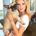 Chiara Ferragni Instagram – Tutto quello che volevo dirti te l’ho detto all’orecchio in questi giorni, ma tanto tu già sapevi tutto.
In questi tredici anni insieme sei stata la mia bambina ed allo stesso tempo la mia amica pronta a farmi sempre compagnia e a farmi sentire amata quando più ne avevo bisogno. Mi bastava abbracciarti e sentire il tuo profumo per sentirmi a casa perchè è proprio quello che sei stata sempre: la mia famiglia. E hai fatto anche di più, hai “creato” quella che è la nostra famiglia: eri tu “il cane di Chiara Ferragni” di quella canzone che mi ha fatto conoscere il papà nel 2016. Ci pensi se non fossi stata la mia Matildona come poteva essere diversa la mia vita?
Quando ti ho scelta, ancora ragazzina, mai avrei pensato che avresti conosciuto i miei bambini, ed invece sei stata stupenda anche nel ruolo di “sorella maggiore”: hai regalato loro l’esperienza di amore incondizionato verso un animale che diventa famiglia.
Ieri, dopo averti salutata per l’ultima volta ho provato a spiegare a Leo che eri andata in cielo e ci avresti sempre protetti da una nuvoletta lassù. E lui mi ha chiesto come potevamo riconoscere la nuvola perchè cosi potevamo salutarti sempre anche noi.
Spero di averti fatto vivere una bella vita e di averti fatto sentire il mio amore ogni giorno, perchè io il tuo l’ho sentio sempre. Mi mancherà tutto di te Mati, ti saluterò ogni giorno su quella nuvoletta.
Sarai per sempre la mia prima bimba 💖