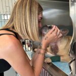 Chiara Ferragni Instagram – Tutto quello che volevo dirti te l’ho detto all’orecchio in questi giorni, ma tanto tu già sapevi tutto.
In questi tredici anni insieme sei stata la mia bambina ed allo stesso tempo la mia amica pronta a farmi sempre compagnia e a farmi sentire amata quando più ne avevo bisogno. Mi bastava abbracciarti e sentire il tuo profumo per sentirmi a casa perchè è proprio quello che sei stata sempre: la mia famiglia. E hai fatto anche di più, hai “creato” quella che è la nostra famiglia: eri tu “il cane di Chiara Ferragni” di quella canzone che mi ha fatto conoscere il papà nel 2016. Ci pensi se non fossi stata la mia Matildona come poteva essere diversa la mia vita?
Quando ti ho scelta, ancora ragazzina, mai avrei pensato che avresti conosciuto i miei bambini, ed invece sei stata stupenda anche nel ruolo di “sorella maggiore”: hai regalato loro l’esperienza di amore incondizionato verso un animale che diventa famiglia.
Ieri, dopo averti salutata per l’ultima volta ho provato a spiegare a Leo che eri andata in cielo e ci avresti sempre protetti da una nuvoletta lassù. E lui mi ha chiesto come potevamo riconoscere la nuvola perchè cosi potevamo salutarti sempre anche noi.
Spero di averti fatto vivere una bella vita e di averti fatto sentire il mio amore ogni giorno, perchè io il tuo l’ho sentio sempre. Mi mancherà tutto di te Mati, ti saluterò ogni giorno su quella nuvoletta.
Sarai per sempre la mia prima bimba 💖