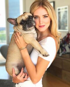Chiara Ferragni Instagram - Tutto quello che volevo dirti te l’ho detto all’orecchio in questi giorni, ma tanto tu già sapevi tutto. In questi tredici anni insieme sei stata la mia bambina ed allo stesso tempo la mia amica pronta a farmi sempre compagnia e a farmi sentire amata quando più ne avevo bisogno. Mi bastava abbracciarti e sentire il tuo profumo per sentirmi a casa perchè è proprio quello che sei stata sempre: la mia famiglia. E hai fatto anche di più, hai “creato” quella che è la nostra famiglia: eri tu “il cane di Chiara Ferragni” di quella canzone che mi ha fatto conoscere il papà nel 2016. Ci pensi se non fossi stata la mia Matildona come poteva essere diversa la mia vita? Quando ti ho scelta, ancora ragazzina, mai avrei pensato che avresti conosciuto i miei bambini, ed invece sei stata stupenda anche nel ruolo di “sorella maggiore”: hai regalato loro l’esperienza di amore incondizionato verso un animale che diventa famiglia. Ieri, dopo averti salutata per l’ultima volta ho provato a spiegare a Leo che eri andata in cielo e ci avresti sempre protetti da una nuvoletta lassù. E lui mi ha chiesto come potevamo riconoscere la nuvola perchè cosi potevamo salutarti sempre anche noi. Spero di averti fatto vivere una bella vita e di averti fatto sentire il mio amore ogni giorno, perchè io il tuo l’ho sentio sempre. Mi mancherà tutto di te Mati, ti saluterò ogni giorno su quella nuvoletta. Sarai per sempre la mia prima bimba 💖