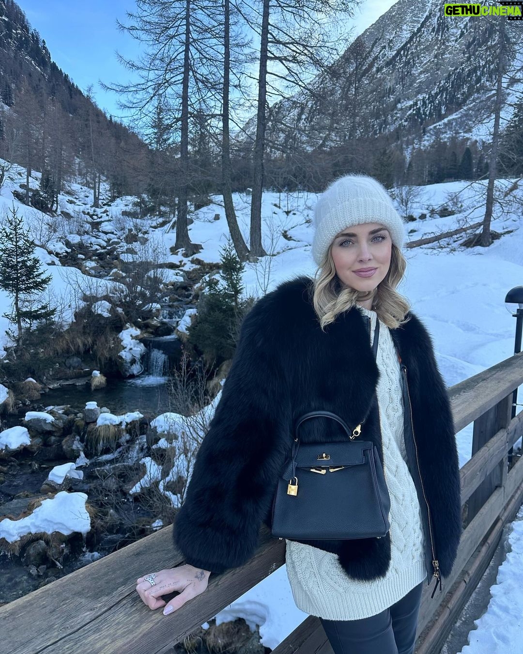 Chiara Ferragni Instagram - Spent such a beautiful weekend at @hotellerie_de_mascognaz, a dislocated hotel restored on an ancient village from 1300 in Ayas valley in the middle of nowhere 🥹 Hotellerie De Mascognaz