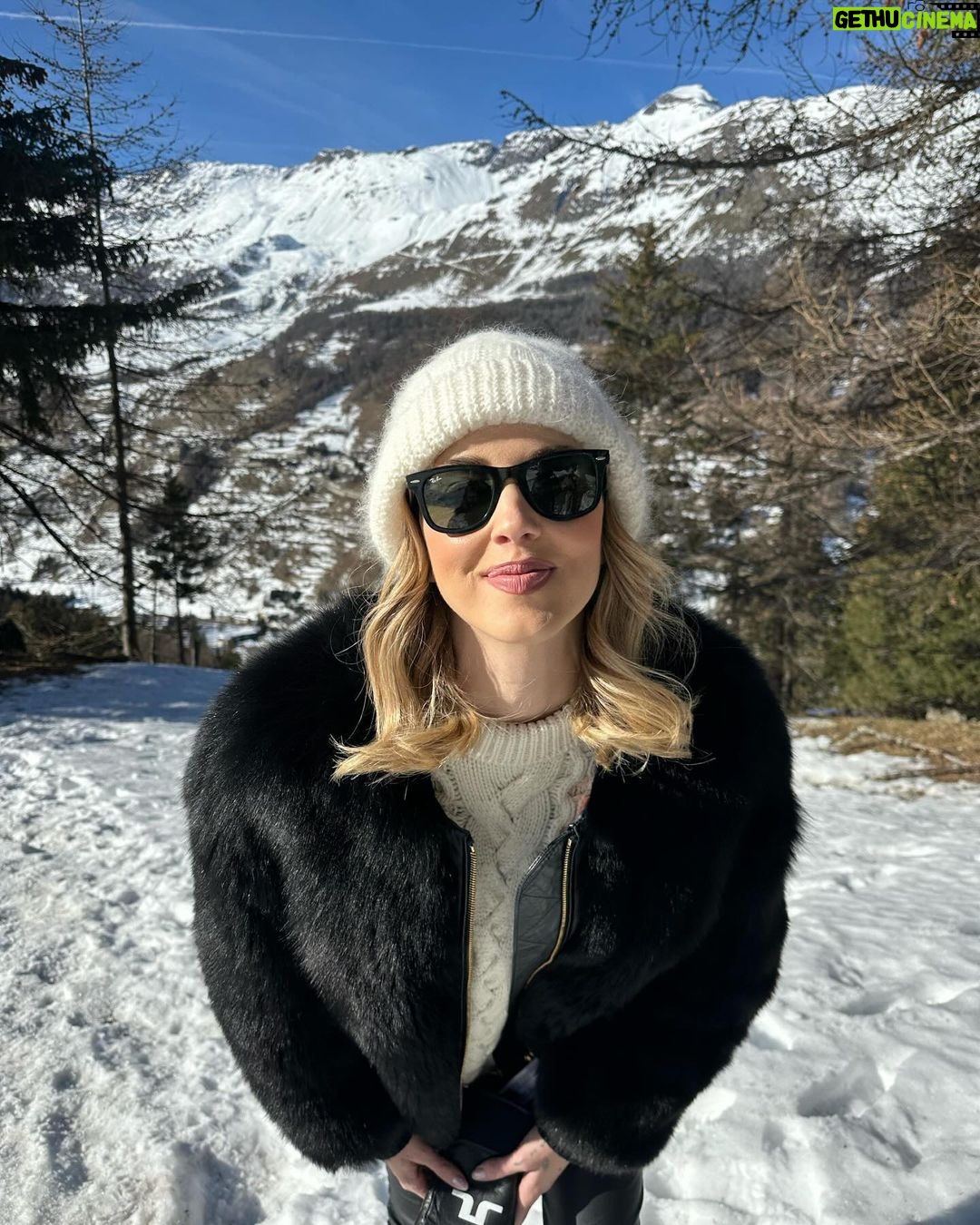 Chiara Ferragni Instagram - Spent such a beautiful weekend at @hotellerie_de_mascognaz, a dislocated hotel restored on an ancient village from 1300 in Ayas valley in the middle of nowhere 🥹 Hotellerie De Mascognaz