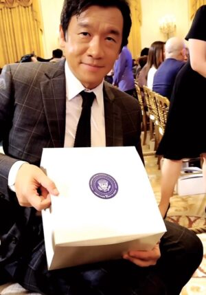 Chin Han Instagram - Let’s play What’s in the White House Gift Box? @ambornchinese popcorn @potus m&ms and more #freshouthebox
