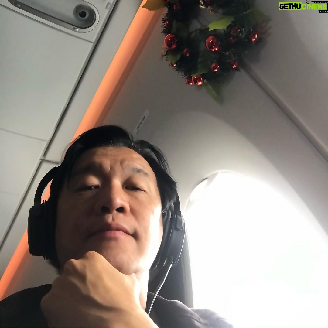 Chin Han Instagram - It’s a mistletoe, I think I’m supposed to do something #loveisintheair #holidayspirit