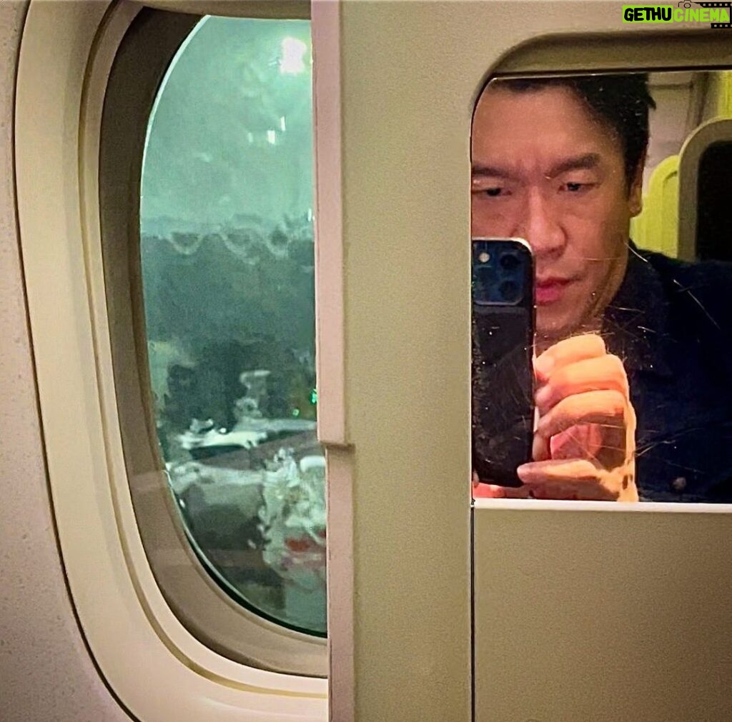 Chin Han Instagram - Water in the sea, water in the air #typhoonkoinu #bonvoyage #wheretonext Hong Kong International Airport 香港國際機場