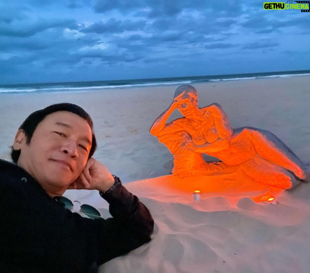 Chin Han Instagram - Expose yourself to art this weekend #swellsculpturefestival missed the memo on the dress code #haveagoodweekend my friends 🏖️
