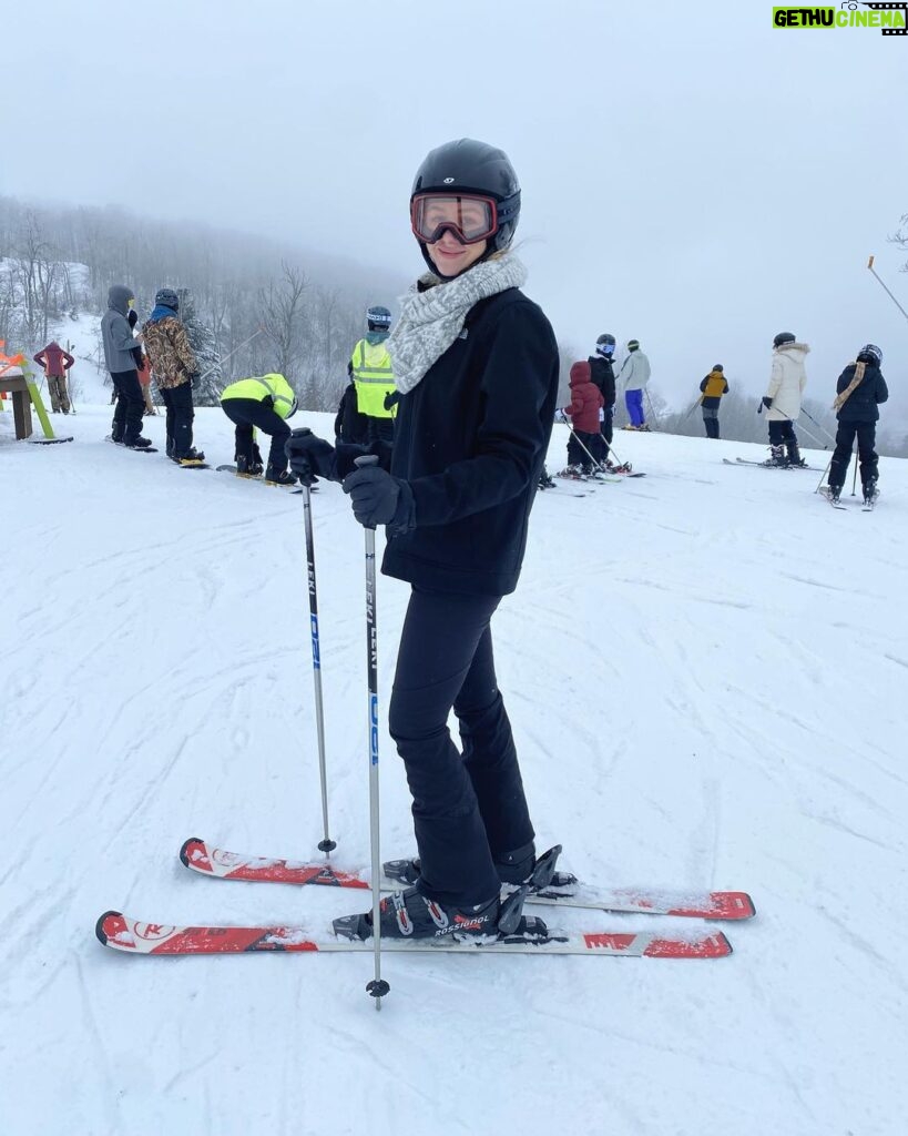 Chloe Lukasiak Instagram - last time we were here I insisted on trying to snowboard (without any instruction at all) and ended up with an extremely bruised tailbone. i decided to be rational today and just try skiing (but still no instruction) ❄️