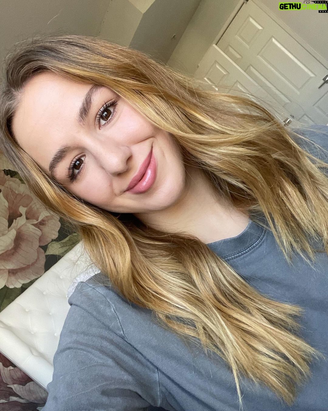 Chloe Lukasiak Instagram - Iām ready for the semester to be over. Anyone else? šš¼āāļø
