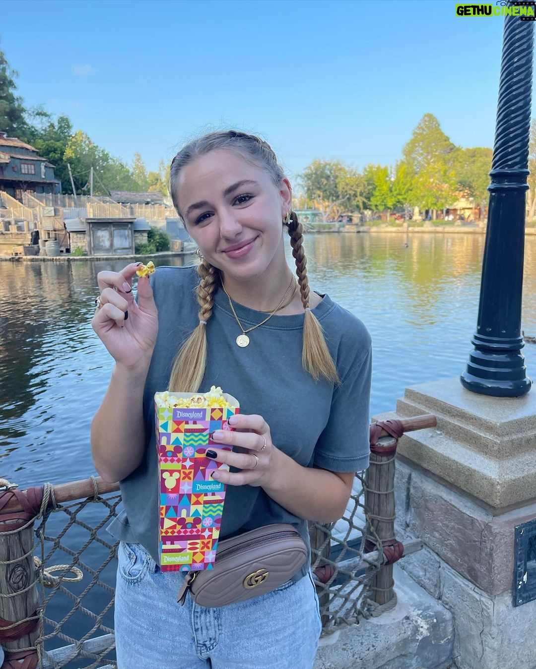 Chloe Lukasiak Instagram - What’s your favorite treat at Disneyland?